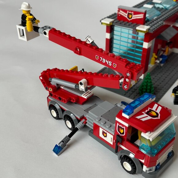 Lego 7945 Fire Station Set Engine Firefighter Complete except stickers Town City - Picture 9 of 15